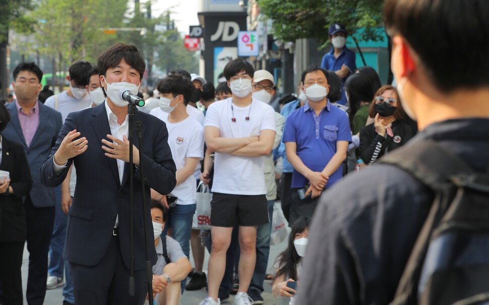 국민의힘 이준석 대표가 ‘강남역 모여라’ 행사에서 발언하고 있다. 한겨레 김경호 선임기자