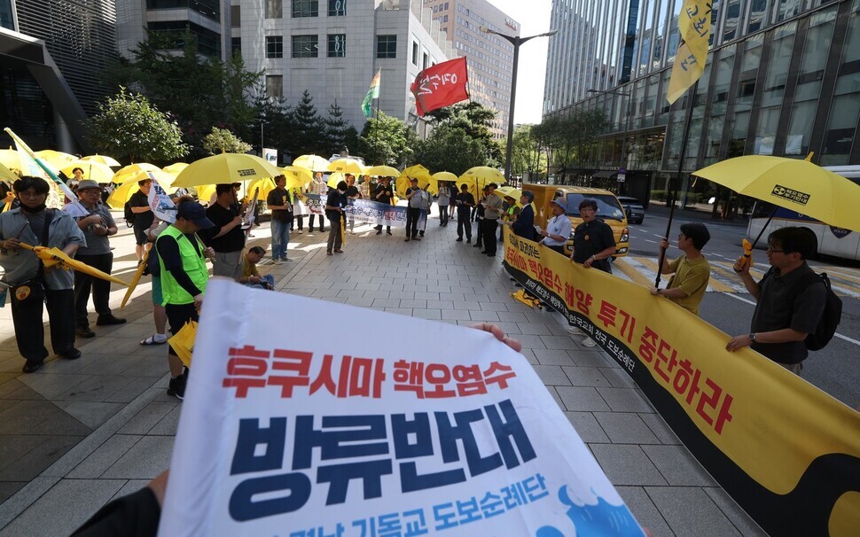 Participants in a nationwide walking pilgrimage protesting Japan’s dumping of contaminated water from Fukushima into the ocean stop outside the former Japanese Embassy in Seoul on Sept. 7 where they hold a prayer meeting. (Kang Chang-kwang/The Hankyoreh)