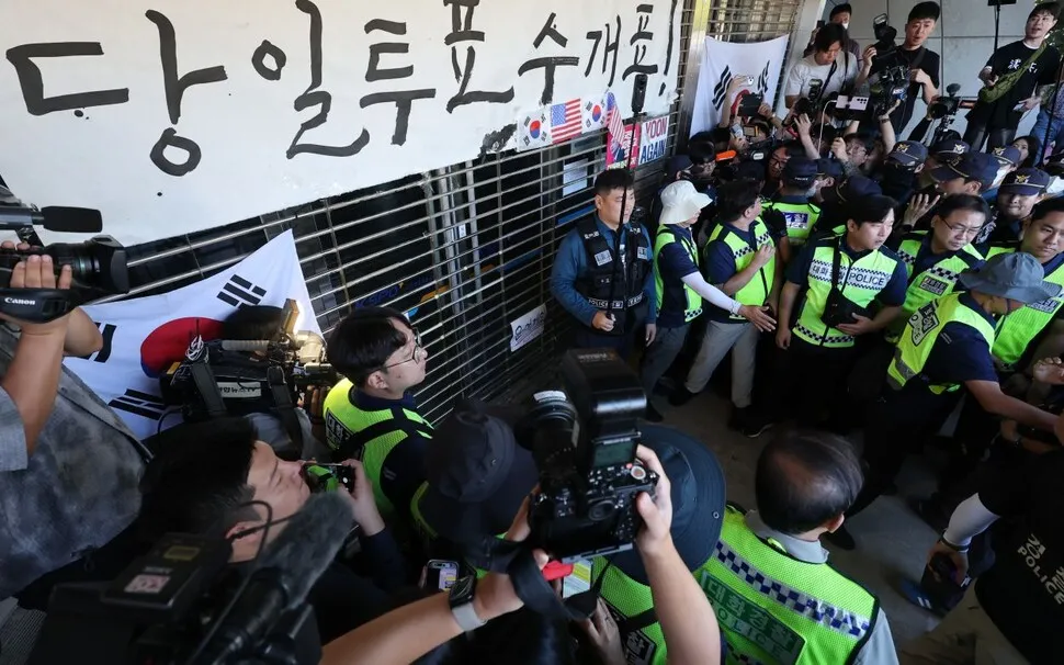 [속보] 대한체육회, 경찰 지원받아 핸드볼경기장 진입 시도