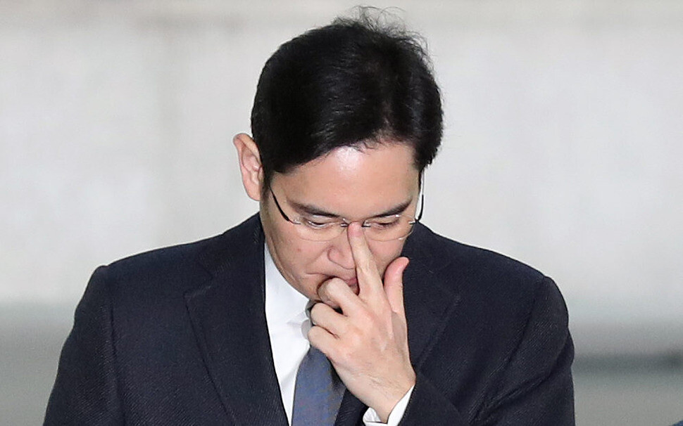 Samsung Electronics Vice Chairman Lee Jae-yong appears at the offices of Special Prosecutor Park Young-soo in Seoul’s Gangnam district before going to court for pre-arrest questioning