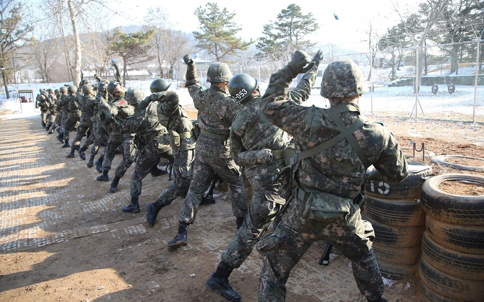 지난해 1월24일 충남 논산시 육군훈련소에서 신병들이 수류탄 투척 훈련을 하고 있다. 청와대사진기자단