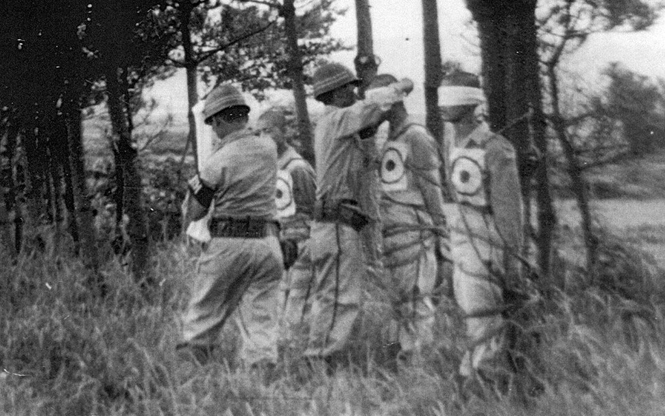 1948년 8월2일 경비대가 탈영했던 경비대원 3명을 제주시 근교에서 총살하기 직전의 모습. 당시 경비대원의 총살은 미군 입회 아래 집행됐다. 한겨레