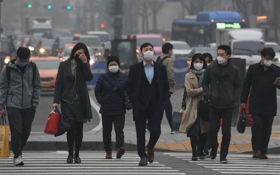 미세먼지 비상저감조치에 들어간 3월26일 오전, 서울 광화문 거리에서 시민들이 출근길 발걸음을 서두르고 있다. 연합뉴스