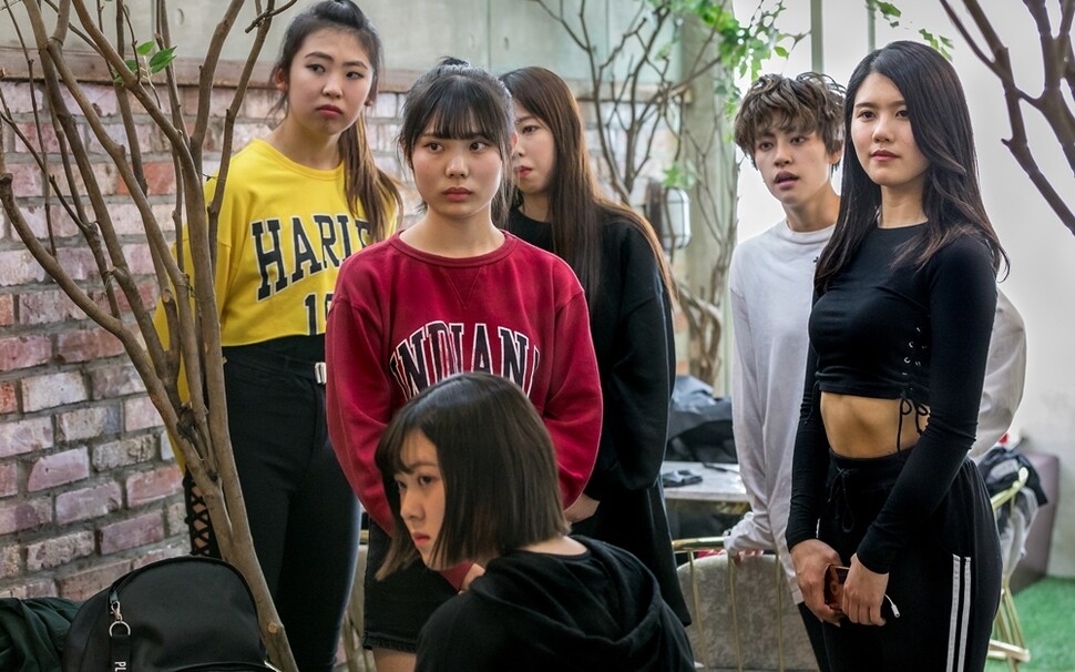 아이돌이 되기 바라는 일본 청소년들이 다른 사람의 오디션 모습을 지켜보고 있다.