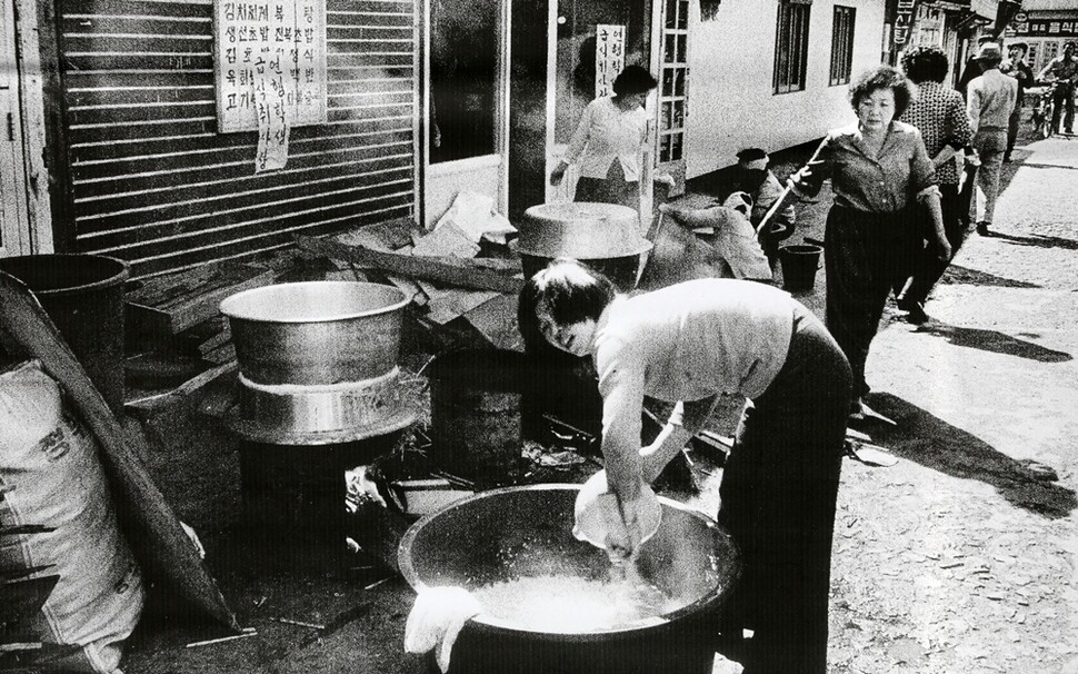 광주 시내에서 어머니들이 ‘연행학생 급식취사장’이라고 써놓은 곳에서 음식을 만들고 있다.