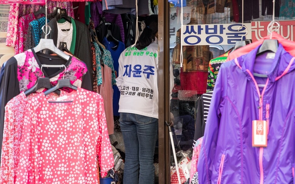 지역구 구석구석을 발로 뛰어다닌다. 알아보고 먼저 인사를 건네는 주민들도 있다.