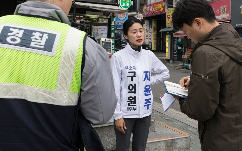 출근 인사 중 행인에게 폭행을 당한 차 후보. 경찰에게 피해 사실을 진술하고 있다.