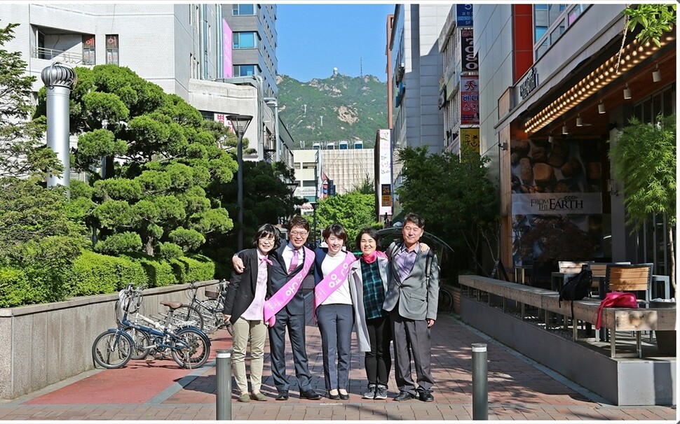 왼쪽부터 김진숙 다함 회원, 구자동 과천시의원 예비후보, 안영 과천시장 예비후보, 성미선 과천시의원 비례 후보(녹색당), 김은환 다함 회원. 다함 제공