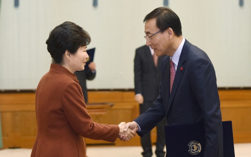 2015년 12월10일 김수남 전 검찰총장이 청와대에서 박근혜 전 대통령에게서 임명장을 받은 뒤 악수하고 있다. 청와대사진기자단