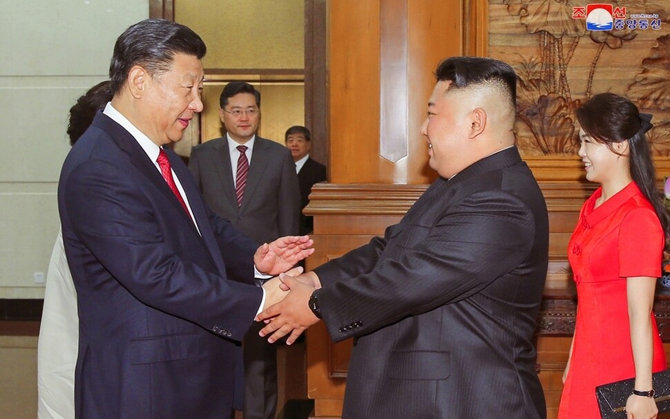 ‘북한판 균형외교?’ 6월19일 중국을 전격 방문한 김정은 북한 국무위원장(앞줄 오른쪽)이 시진핑 국가주석과 반갑게 악수하고 있다. 연합뉴스