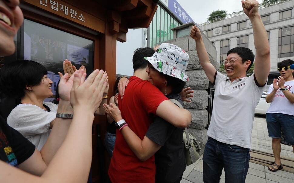 6월28일 오후 양심적 병역거부자들과 관련 단체 회원들이 헌법재판소의 병역법 헌법 불합치 결정 소식을 듣고 기뻐하고 있다. 류우종 기자