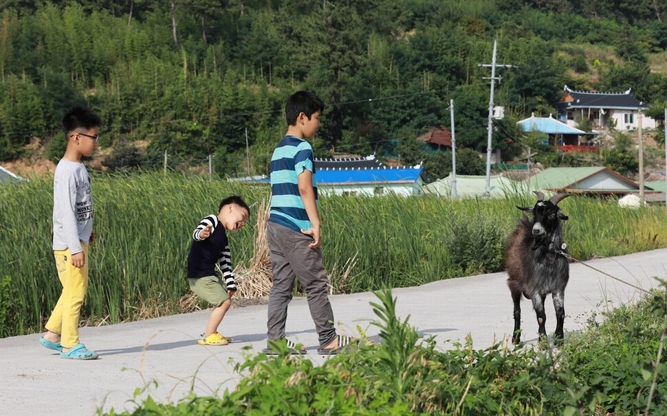 수업을 마친 이건이가 김 교사의 아이들과 들에서 놀고 있다.