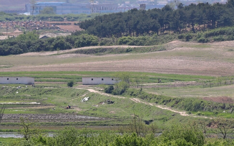 비무장지대 군사분계선상에 위치한 판문점 옆 초소에서 바라본 북녘 풍경. 농사를 짓고 있는 북한 기정동 주민들 뒤편으로 개성공단 모습이 한눈에 들어온다.