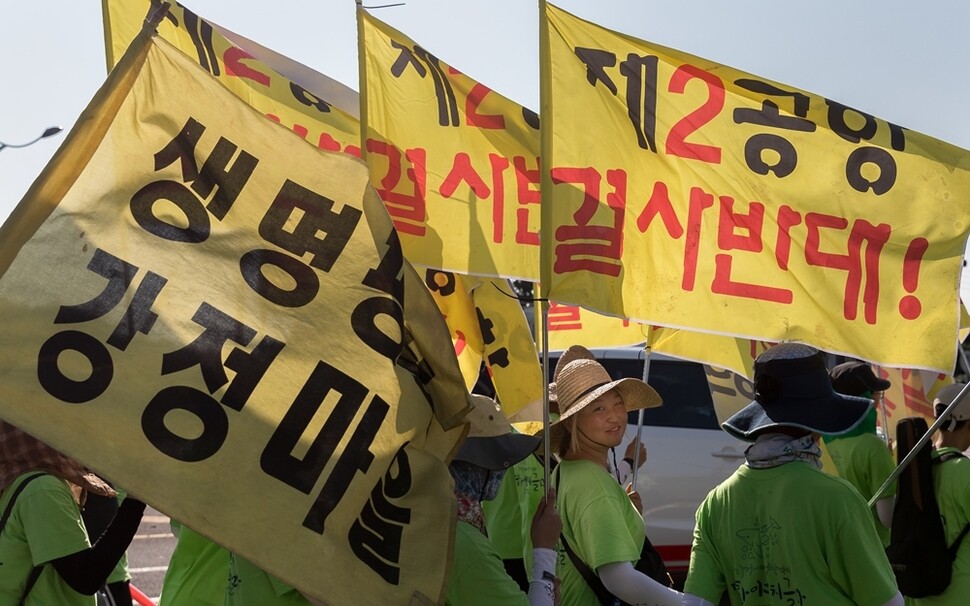 2018 제주생명평화대행진이 7월30일부터 8월4일까지 열렸다. 해군기지가 있는 강정 마을을 출발한 참가자들이 제2공항 예정지인 성산까지 약 70㎞의 거리를 걷고 있다.