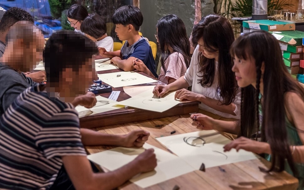 미술가 최소연씨가 제주시에 있는 카페 ‘시소타는 달팽이’에서 한국인들과 예멘인들이 모여 그림으로 소통하는 ‘제주 컬러풀 워크숍’을 열었다.