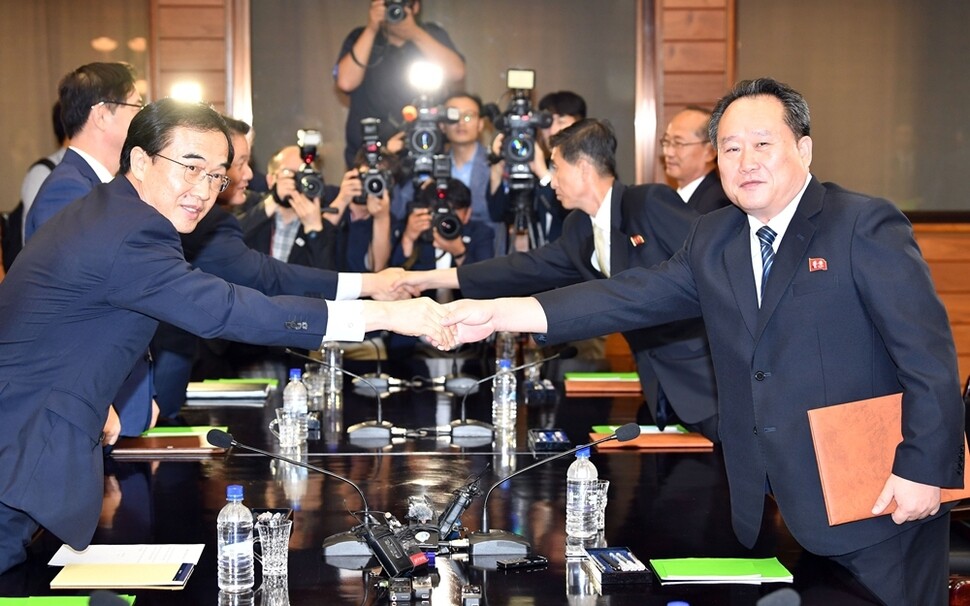 8월13일 판문점에서 열린 고위급회담에서 남과 북은 ‘9월 안에 평양에서’ 후속 정상회담을 열기로 합의했다 연합뉴스