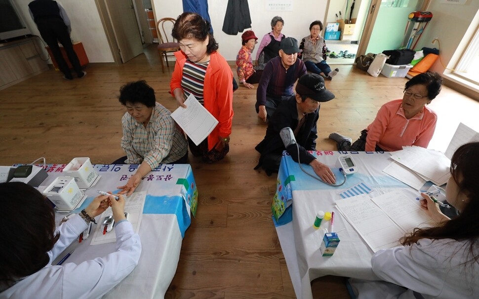 충북 영동군 상촌면 ‘하고자 마을’ 경로당에서 주민들이 혈압과 당뇨 검사를 받고 있다.