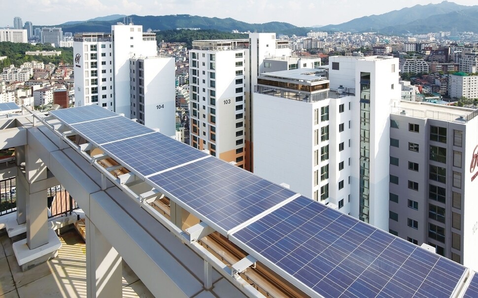 한 아파트 옥상에 설치된 태양광발전 설비. 한겨레