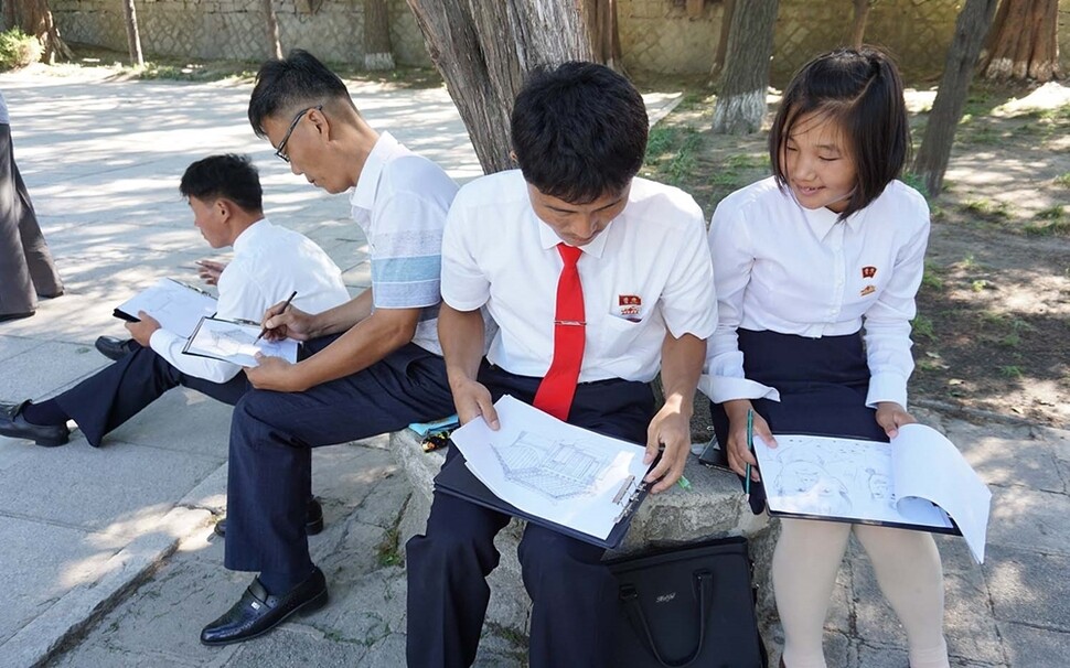 개성시 선죽교 앞에서 그림을 그리는 대학생들.