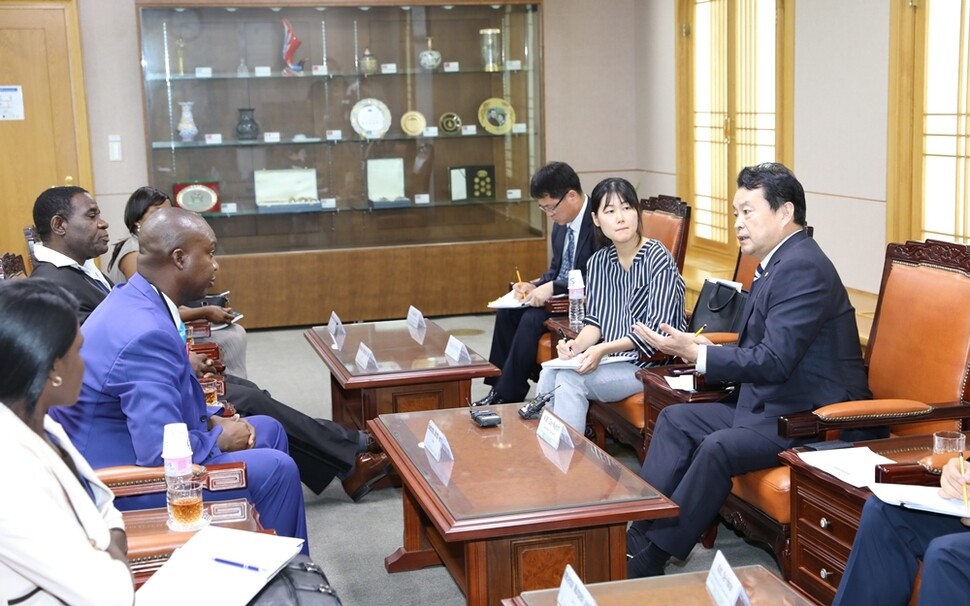 8월9일 국내 거주 콩고민주공화국 사람들로 구성된 ‘프리덤 파이터’ 대표단이 경기도 과천 중앙선거관리위원회에서 김대년 중앙선관위 사무총장을 만나 이야기하고 있다. 중앙선거관리위원회 제공