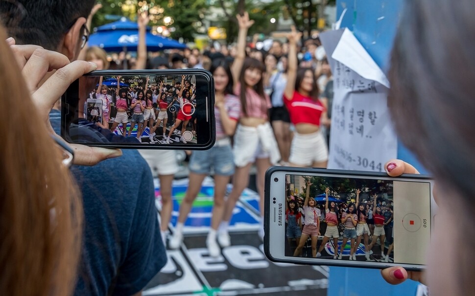 8월4일 서울 홍익대 앞에서 거리공연을 하는 걸그룹 ‘네이처’. 지나가던 사람들이 구경하면서 동영상을 찍고 있다. 이런 ‘직캠’이 인터넷에 퍼지면 팬덤 형성에 도움이 되기도 한다.