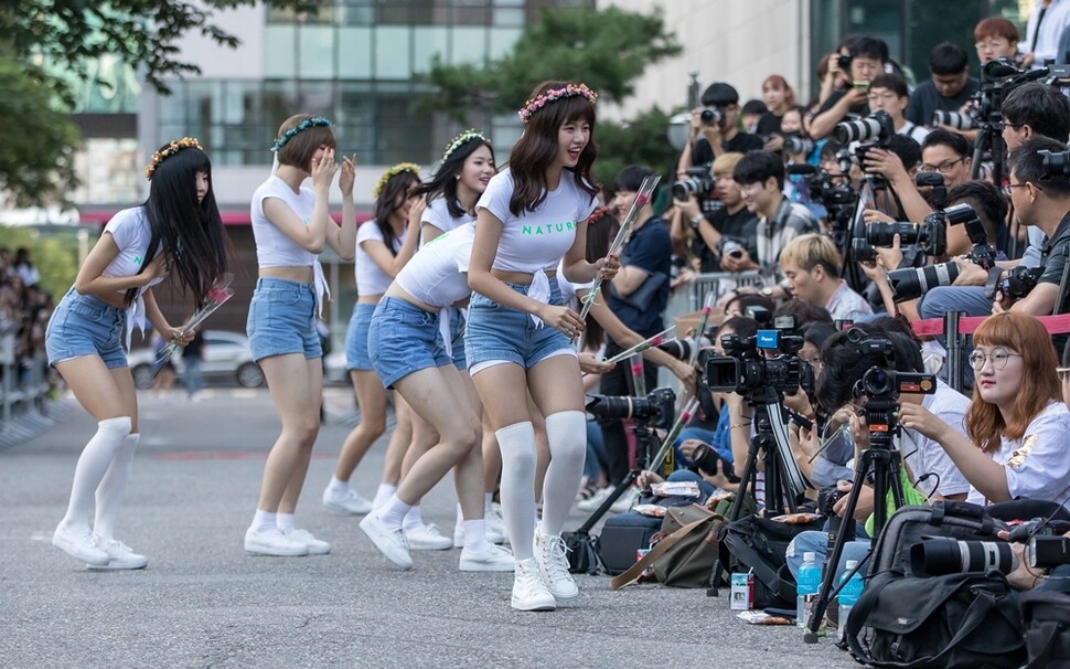 8월17일 첫 지상파 방송에 출연하기 위한 ‘아이돌 출근시간’에 취재진에게 장미를 건네고 있다