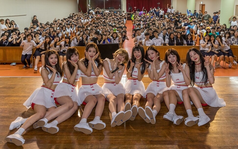 7월16일 서울영상고등학교에서 첫 방송 녹화를 마치고 학생들의 환호 속에 함께 사진을 찍었다.