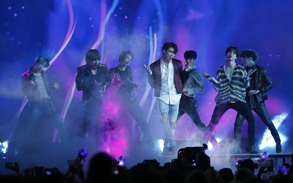 방탄소년단이 지난 5월20일 미국 라스베이거스에서 열린 ‘2018 빌보드 뮤직 어워드’에서 공연하고 있다.