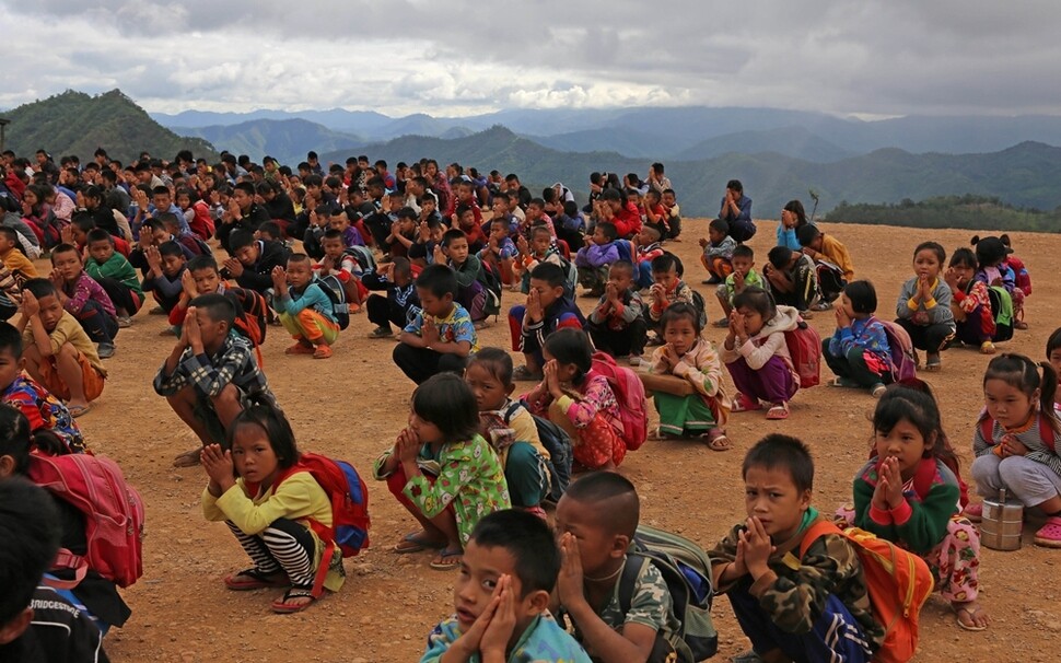 버마 샨주남부군 본부 로이 따이렝의 아이들. 버마 정치는 1500m 산악을 넘나들며 학교를 다니는 이곳 아이들의 미래를 배신했다.