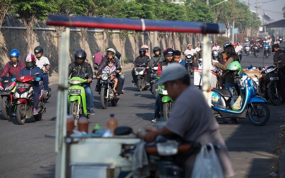 이른 아침 오토바이를 타고 출근하는 인도네시아 콜트(PT CORT) 노동자들.