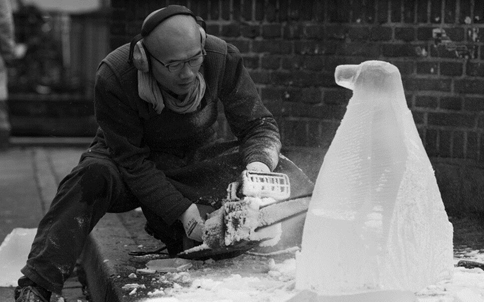 <펭귄이 녹고 있다>. 2009년 기후변화당사국총회가 열린 덴마크 코펜하겐에서 최 작가가 얼음으로 펭귄을 조각하고 있다.