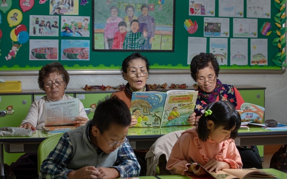 강원도 평창군 방림초등학교 1학년 교실 아침 독서 시간. (앞줄 왼쪽부터 시계 반대 방향으로) 김형우, 차예서, 전일옥, 박경순, 박고이 학생이 책을 읽으며 수업이 시작되기를 기다린다.
