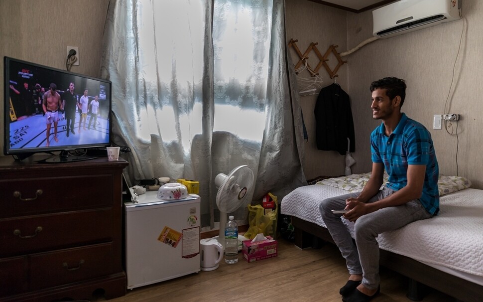 아흐마드가 체육관의 도움으로 마련한 숙소에서 쉬고 있다.