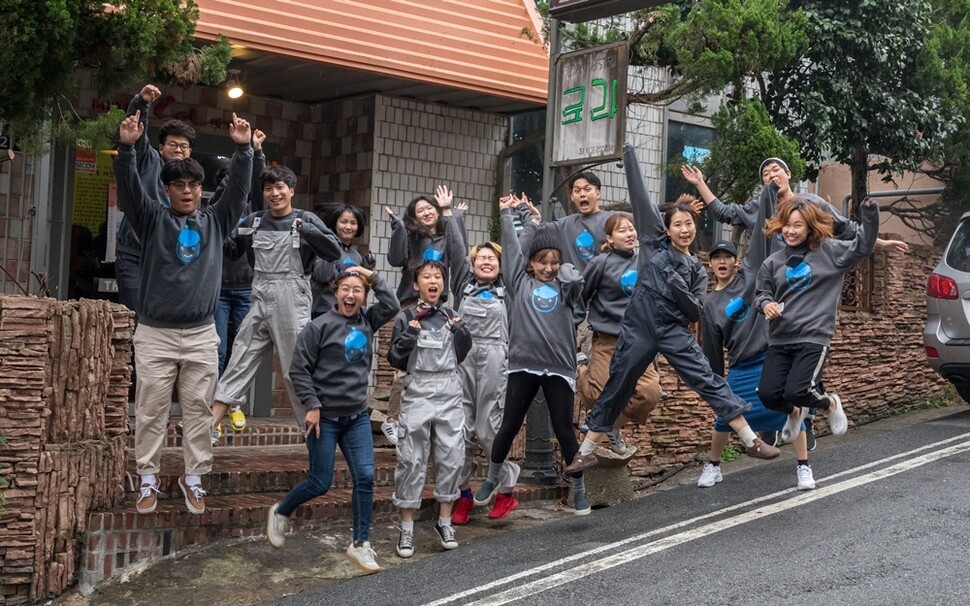 전남 목포 영산로에 있는 ‘괜찮아 마을’의 청년들. “우리 함께 뛰자!” 사진 촬영도 즐거운 놀이처럼 한다.