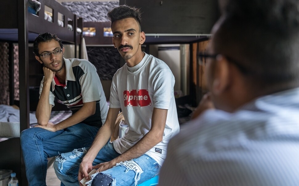 예멘 난민 (왼쪽부터) 요셉, 나심, 이스마일이 제주의 임시 거처에서 일자리를 걱정하며 이야기하고 있다. 2018년 6월17일.
