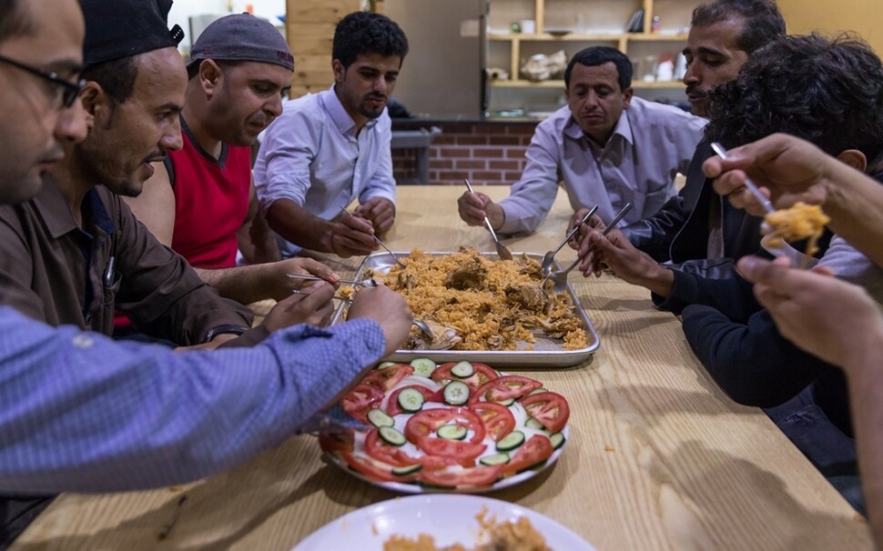 예멘 난민들이 제주도 숙소 지하에 있는 공동 식당에서 닭고기와 쌀로 음식을 만들어 저녁을 먹고 있다. 2018년 6월16일.
