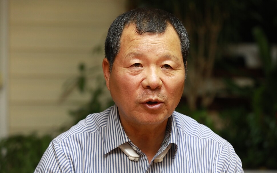 2018년 12월24일 충남 홍성의 자택에서 만난 고 이문수씨의 아버지 이종민(61)씨는 “아들의 죽음이 업무상 질병에 따른 사망으로 인정받는 데 4년이 걸렸다”고 했다. 
