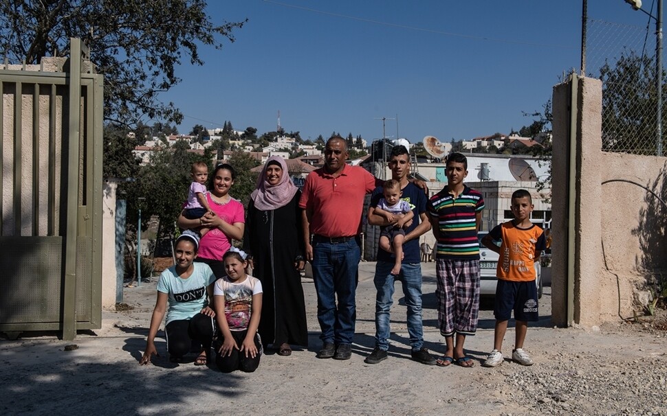 한자리에 모인 하캄씨(가운데) 가족. 하캄씨는 부모님을 비롯해 가족 22명과 살고 있다. 8살 된 막내딸 마리엠은 “가장 무서웠을 때는 이스라엘 군인들이 집 앞에 왔을 때와 학교에 최루탄을 쐈을 때”라고 말했다.