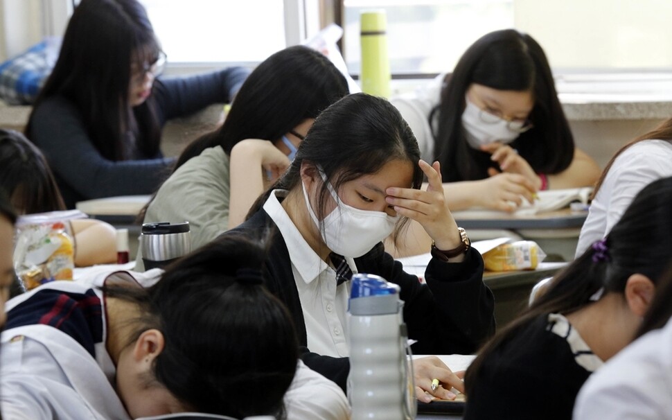 입시에서 내신의 무게란. 죽을 듯이 아파도 시험을 포기할 수 없는 것이 내신이다. 마스크를 한 채 시험을 치르는 학생들.  한겨레 김봉규 기자