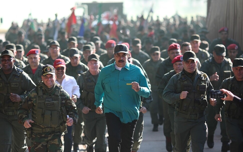 ‘쿠데타는 없다.’ 니콜라스 마두로 베네수엘라 대통령(앞줄 가운데)이 지난 1월27일 한 군사기지에서 장병들과 함께 구보를 하고 있다. EPA 연합뉴스