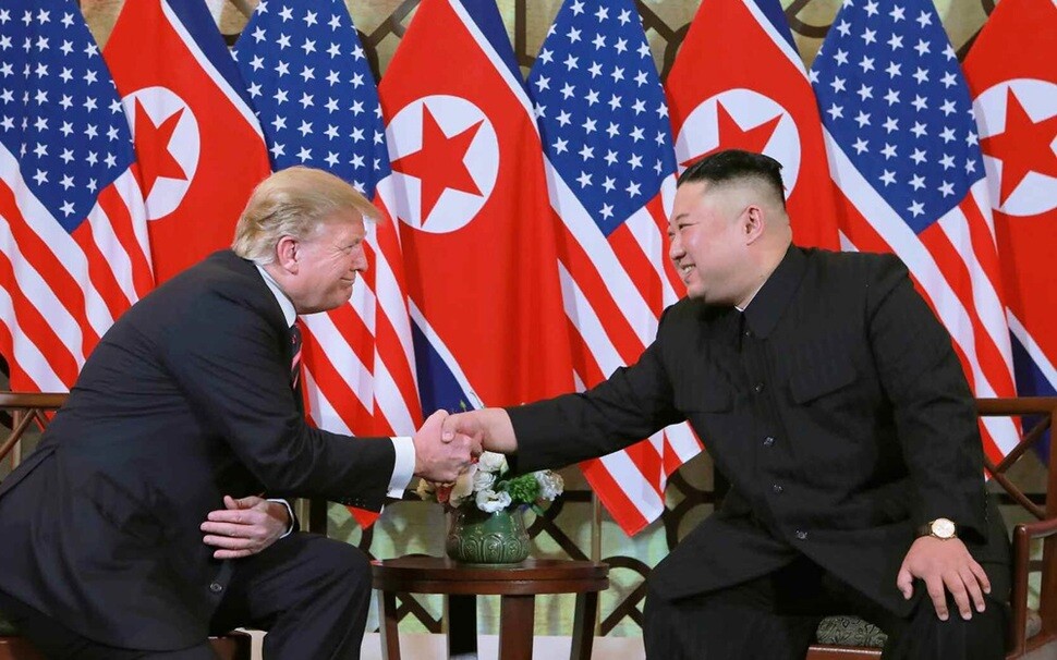 김정은 북한 국무위원장과 도널드 트럼프 미국 대통령이 2월27일 저녁 소피텔 레전드 메트로폴 호텔에서 8개월여 만에 다시 만나 웃으며 악수하고 있다.