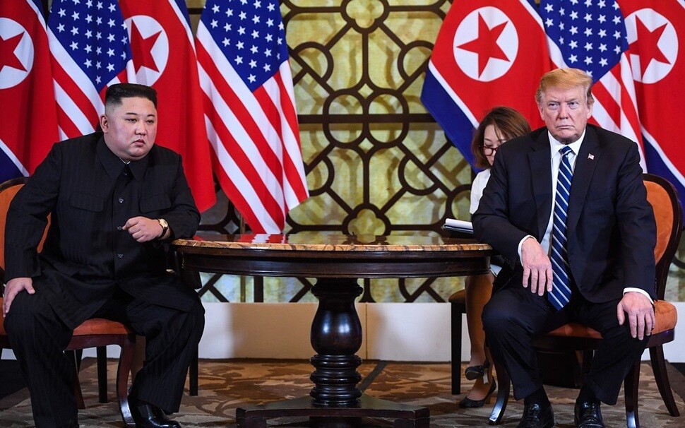김정은 북한 국무위원장과 도널드 트럼프 미국 대통령이 2월28일 오전 메트로폴 호텔에서 이틀째 만나 단독 정상회담을 하기에 앞서 굳은 표정을 짓고 있다.