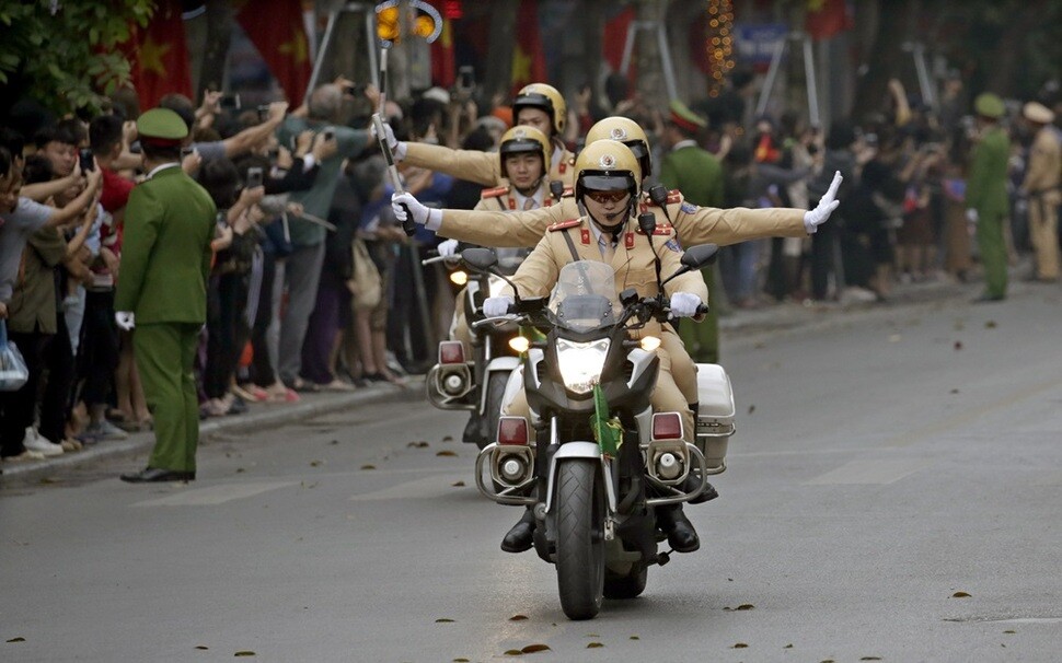 베트남 교통경찰이 2월28일 낮 북-미 정상회담이 예정보다 일찍 끝나자 두 정상의 차량 행렬이 지나기에 앞서 회담장 주변에서 교통 통제를 하고 있다.