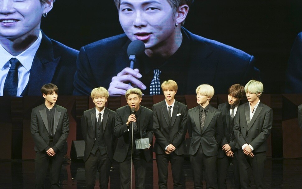 방탄소년단이 제16회 한국대중음악상 시상식에서 ‘올해의 음악인’ ‘올해의 노래’ ‘최우수 팝 노래’ 등 3관왕을 차지했다. 한국대중음악상 제공