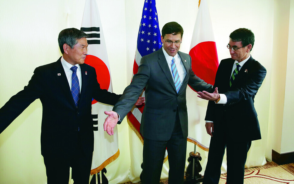 Then-South Korean Defense Minister Jeong Kyeong-doo (left), then-US Defense Secretary Mark Esper (middle) and then-Japanese Defense Minister Taro Kono (right) courteously offer each other a chance to enter the conference room at the Avani Riverside Hotel in Bangkok, Thailand, on Nov. 17, 2019. On Nov. 21, five days after their meeting, South Korea reversed its decision to withdraw from its GSOMIA intelligence-sharing agreement with Japan. (Yonhap News)