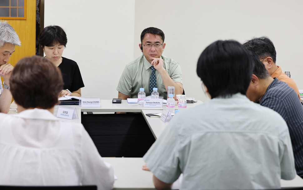 오보카타 도모야 유엔 ‘현대판 노예제’ 특별보고관(왼쪽 뒷줄 셋째)이 2025년 7월4일 서울 중구 국가인권위원회에서 열린 ‘이주정책 포럼'에 참석해 이주단체 활동가들의 이야기를 듣고 있다. 신소영 기자 viator@hani.co.kr