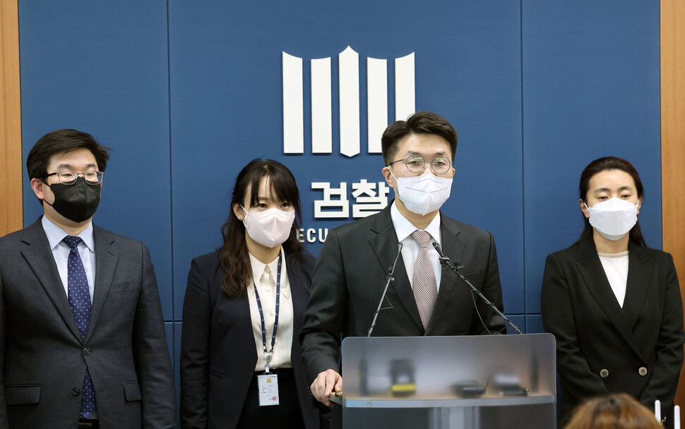 2022년 4월20일 서울 서초동 서울고검에서 임진철 검사(서울중앙지검)가 검찰 수사권 축소 입법에 대응하기 위해 열렸던 전국 평검사 대표회의 결과에 대해 브리핑하고 있다. 연합뉴스