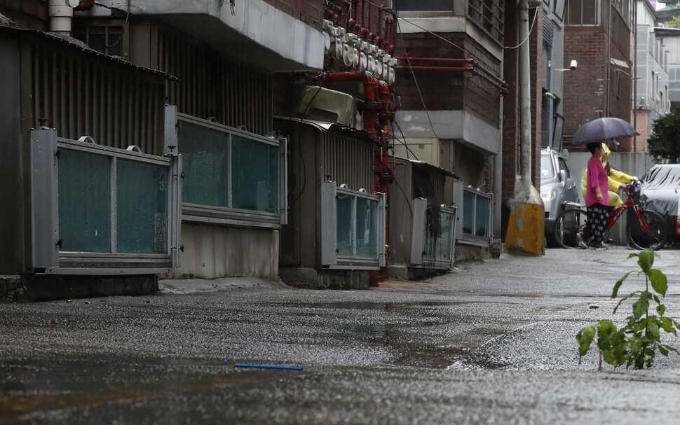 2022년 8월30일 서울 관악구 신림동 주택가에 비가 내리고 있다. 그해 8월엔 기록적인 집중호우로 여지없이 반지하 주택에 침수 피해가 발생했다. 한겨레 김혜윤 기자
