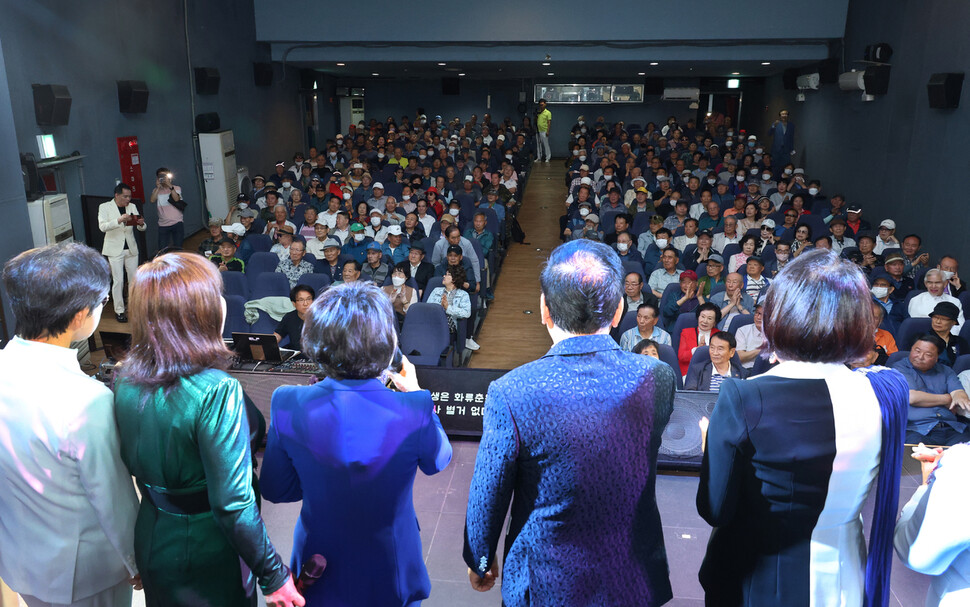 청춘콘서트를 보러 온 어르신들이 2026년 5월25일 서울 종로구 낙원동 낭만극장에서 출연진 전원이 무대에 올라 부르는 ‘청춘쏭'을 감상하고 있다.