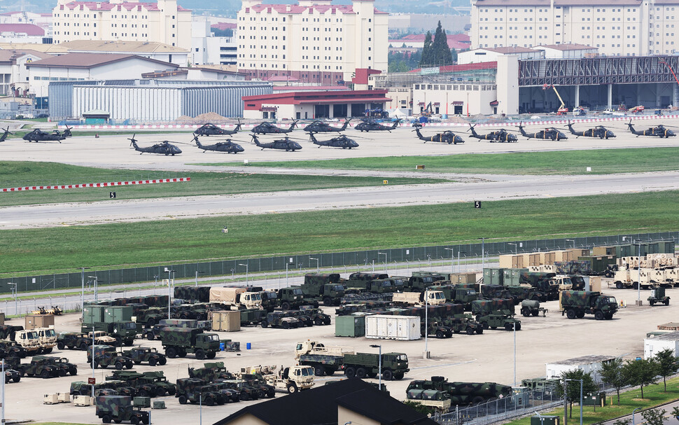한-미 군 당국이 도널드 트럼프 미국 대통령의 한-미 연합훈련 축소 지시에 따라 현재 진행 중인 정례 한-미 연합연습 ‘을지 자유의 방패’를 조기 종료하기로 한 19일 경기도 평택시 캠프 험프리스에 군 차량이 대기하고 있다. 연합뉴스